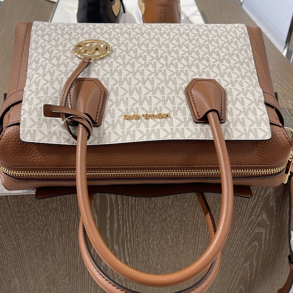 MICHAEL KORS
Mercer Medium Logo and Leather Belted Satchel
Vanilla 
NWT - Picture 6 of 16